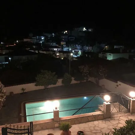Maisonette With Sea View & Pool Vilă