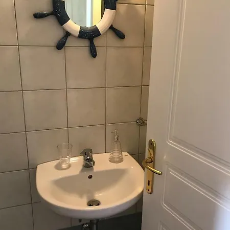 Maisonette With Sea View & Pool Vilă